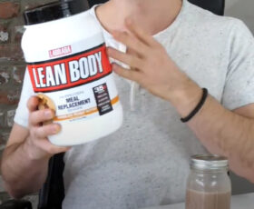 homem segurando um pote do lean body da labrada nutrition