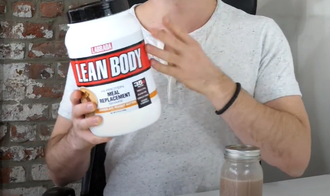 homem segurando um pote do lean body da labrada nutrition