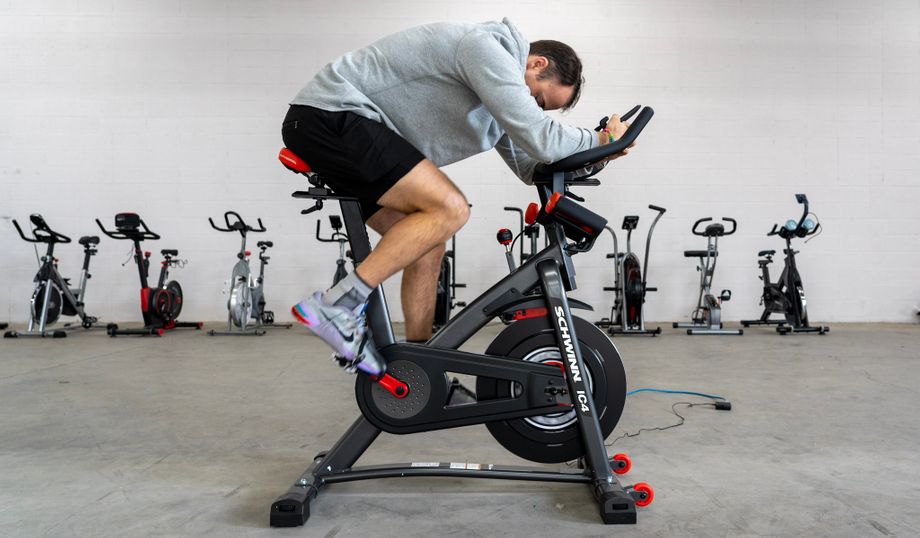 homem usando uma bicicleta ergométrica