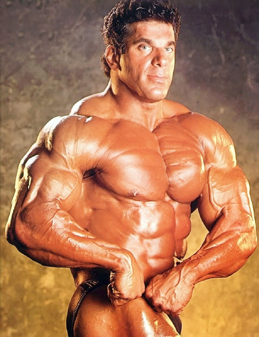 Lou Ferrigno posando