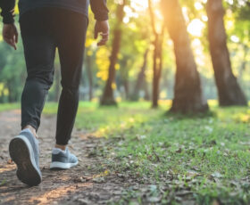 pessoa andando no parque com o objetivo de queimar gordura na barriga