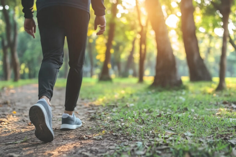 pessoa andando no parque com o objetivo de queimar gordura na barriga